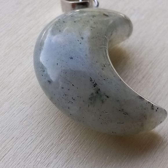 Labradorite moon pendant - Picture 7 of 13